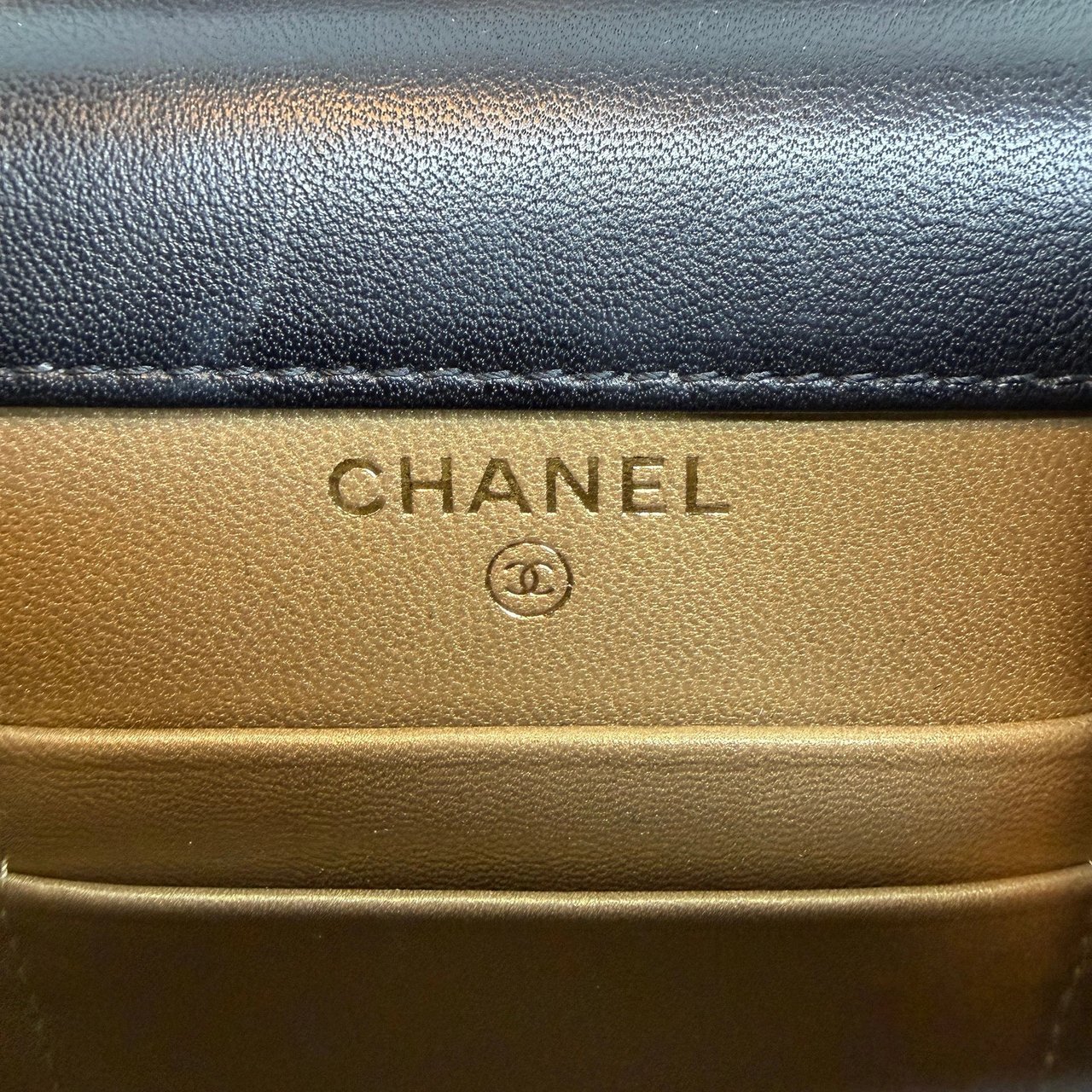Chanel Pearl Crush Phone Holder with Chain Lammleder Schwarz Fullset / sehr gut Zwart