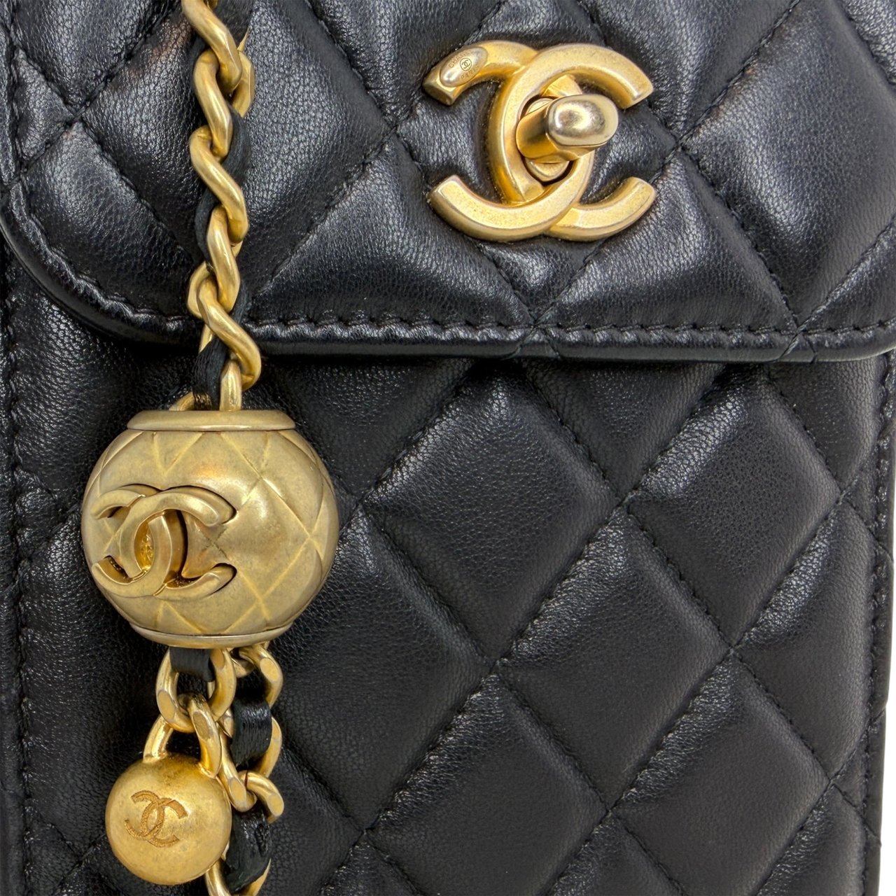 Chanel Pearl Crush Phone Holder with Chain Lammleder Schwarz Fullset / sehr gut Zwart