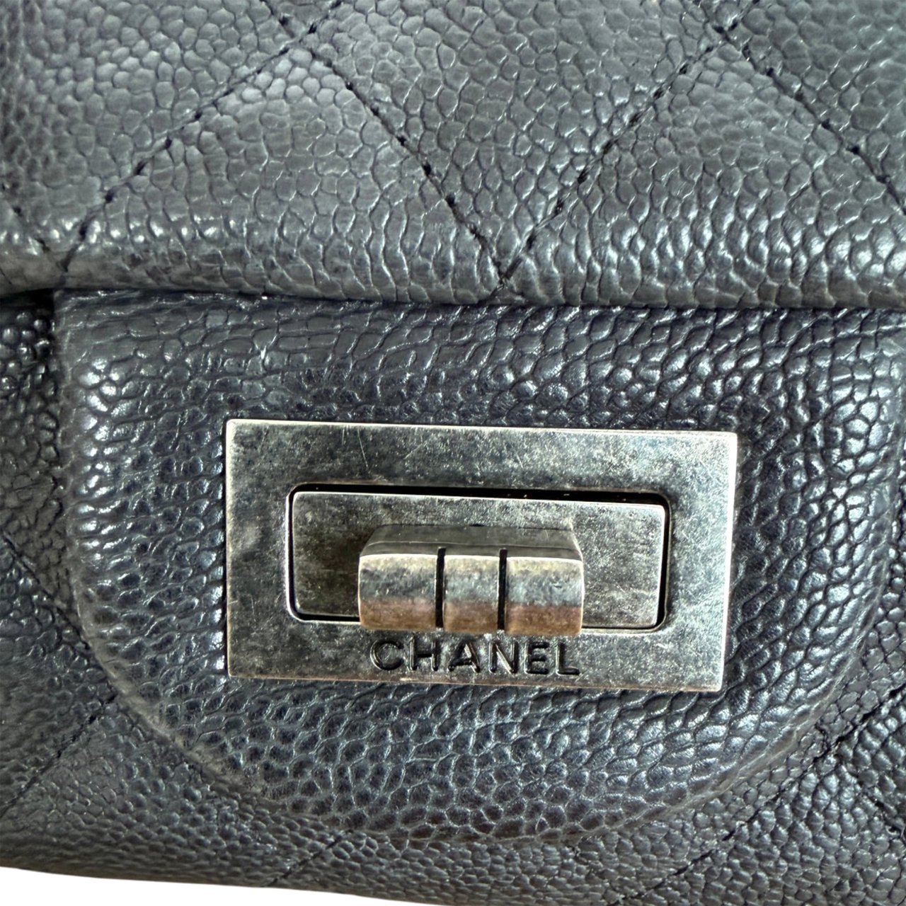 Chanel 2.55 Reissue East-West Flap Kaviarleder Grau, Ruthenium / neuwertig Grijs