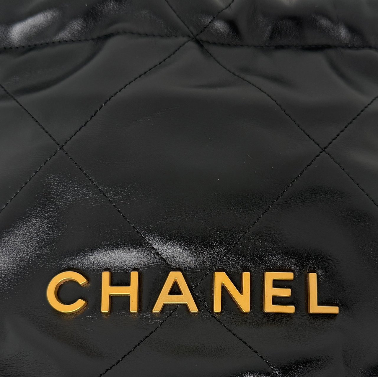 Chanel 22 klein Schwarz glänzenedes Kalbsleder GHW Fullset / neuwertig Zwart