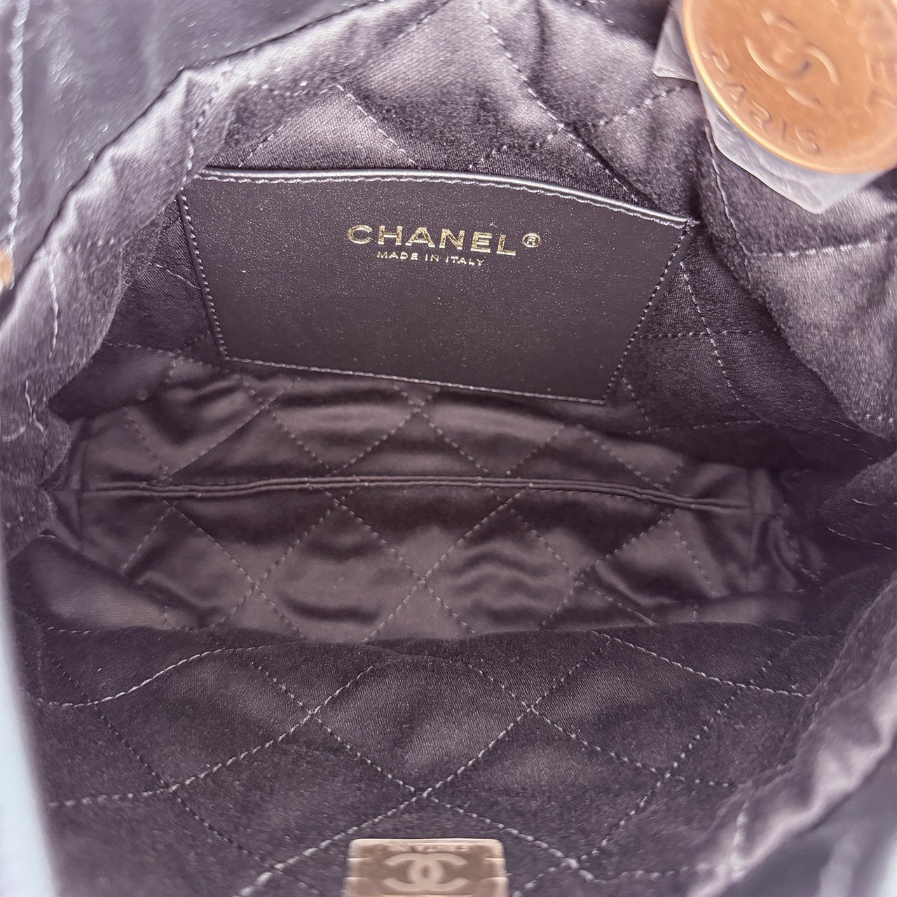 Chanel 22 klein Schwarz glänzenedes Kalbsleder GHW Fullset / neuwertig Zwart
