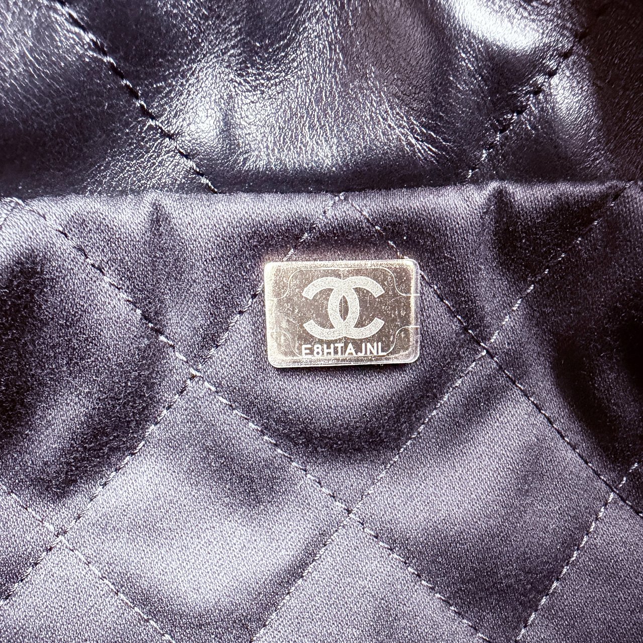 Chanel 22 klein Schwarz glänzenedes Kalbsleder GHW Fullset / neuwertig Zwart
