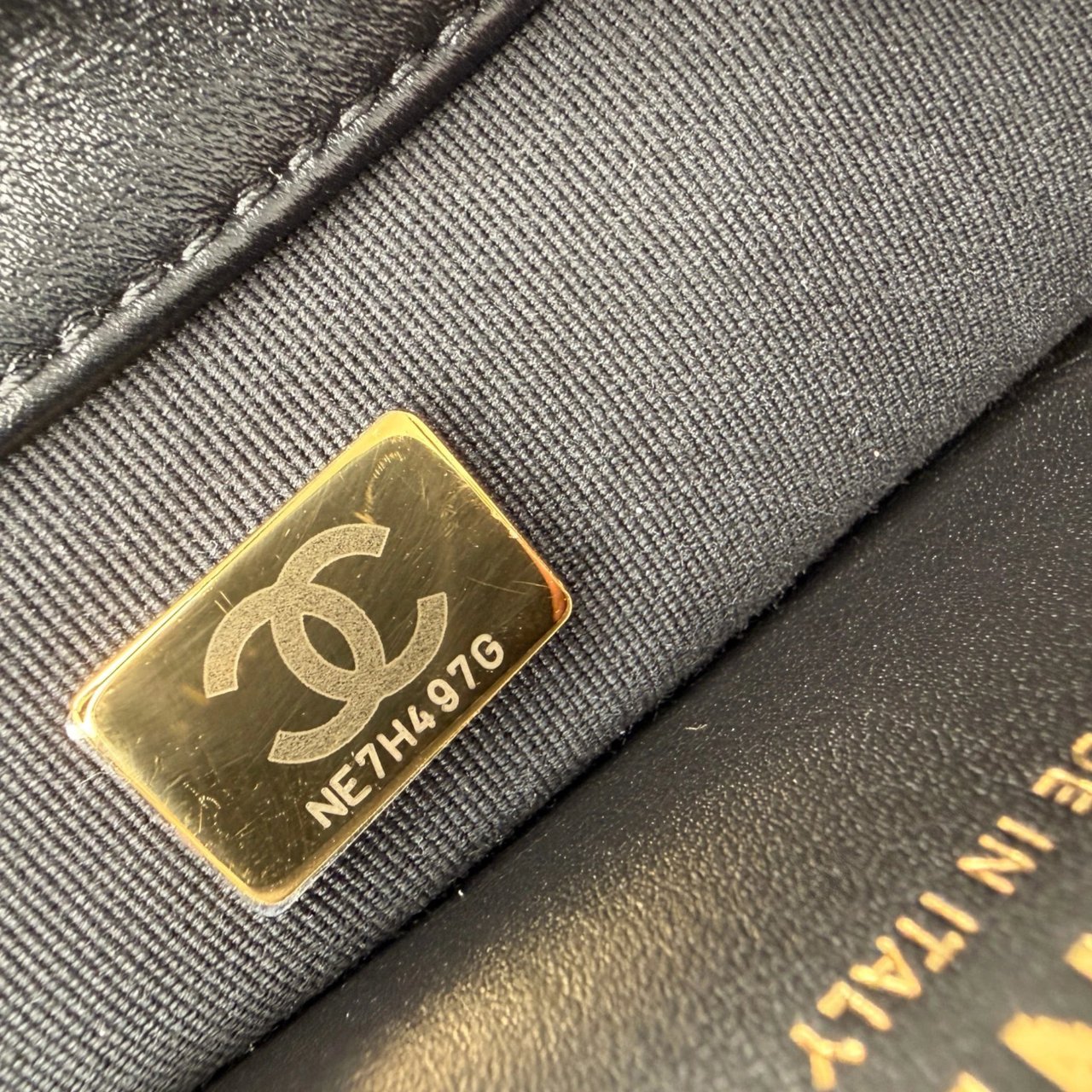 Chanel Maxi Flapbag 2024 glänzendes Kalbsleder GHW schwarz / neuwertig Zwart