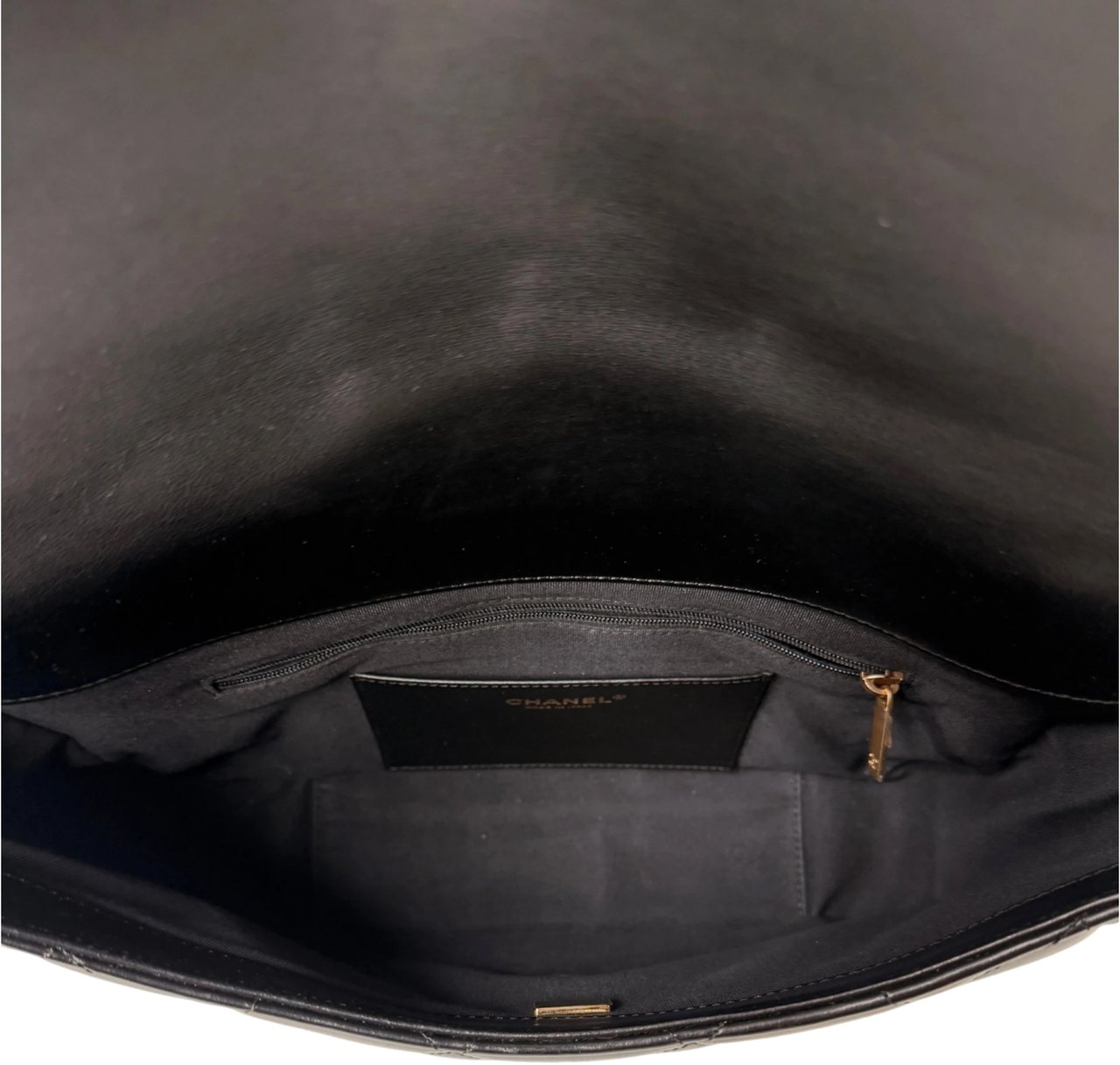 Chanel Maxi Flapbag 2024 glänzendes Kalbsleder GHW schwarz / neuwertig Zwart