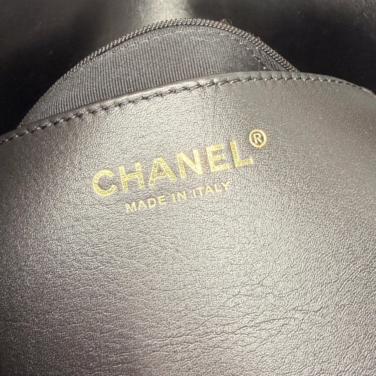 Chanel Maxi Flapbag 2024 glänzendes Kalbsleder GHW schwarz / neuwertig Zwart