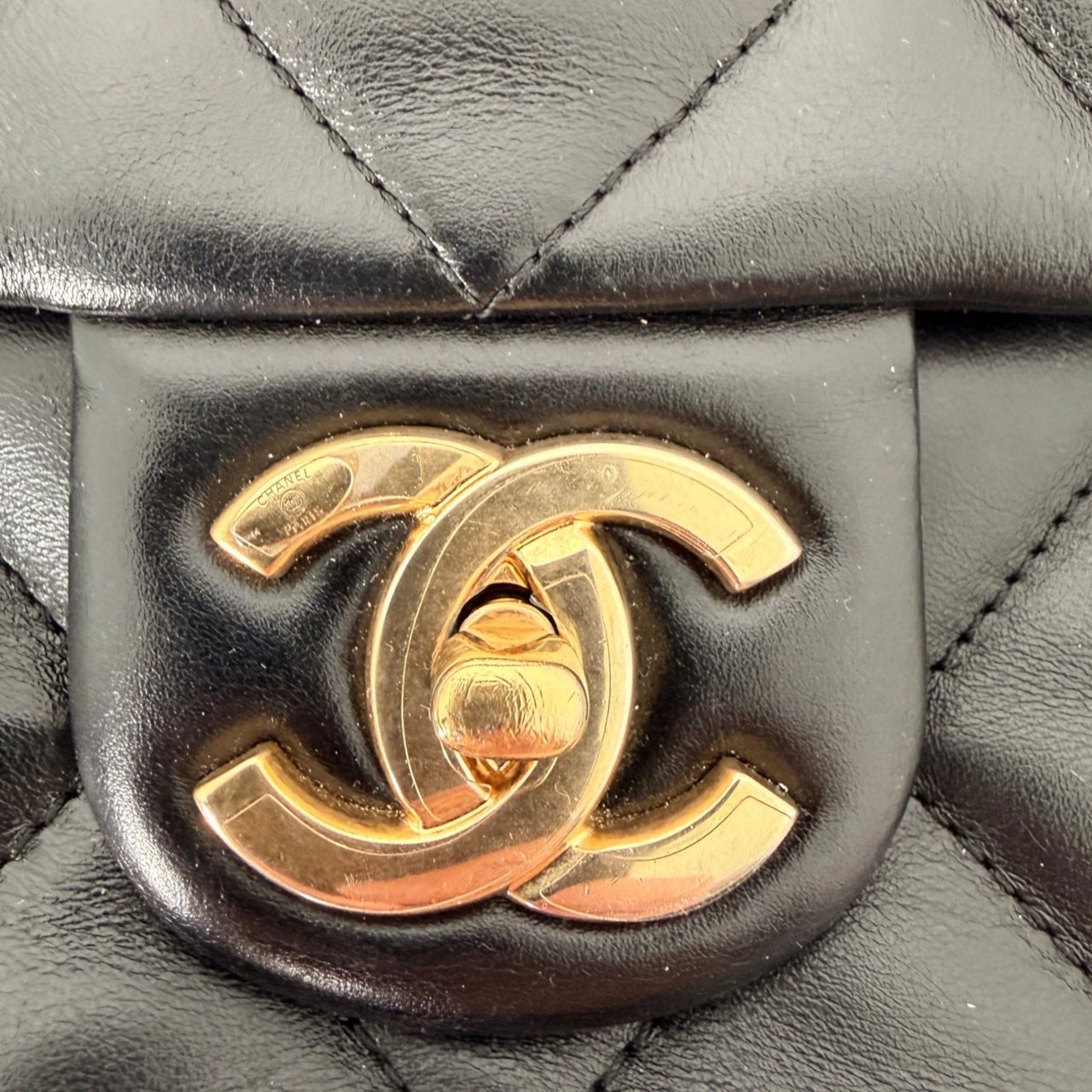 Chanel Maxi Flapbag 2024 glänzendes Kalbsleder GHW schwarz / neuwertig Zwart