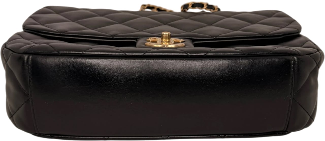 Chanel Maxi Flapbag 2024 glänzendes Kalbsleder GHW schwarz / neuwertig Zwart