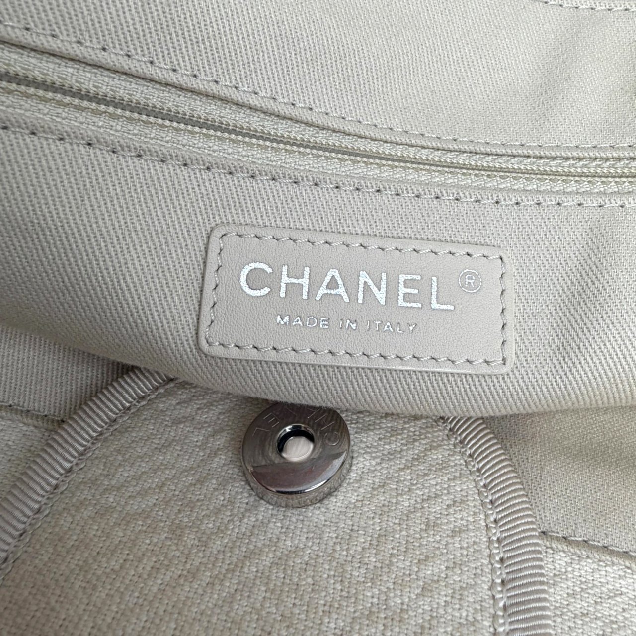 Chanel Deauville mittelgroße Tasche beige silberne Hardware 2022 Beige