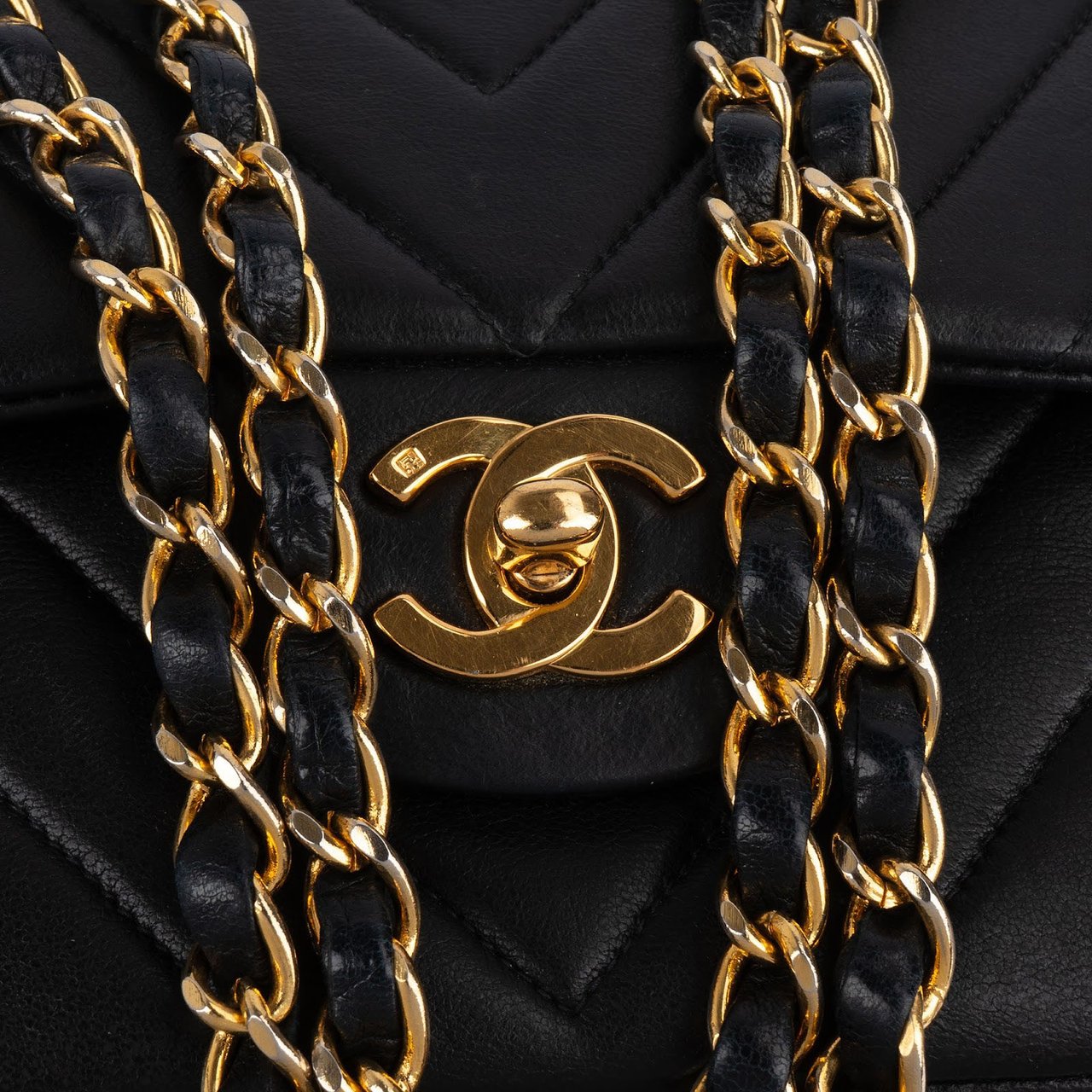 Chanel Quilted Lambskin Chevron Medium 24K Gold Double Flap Shoulder Bag Zwart