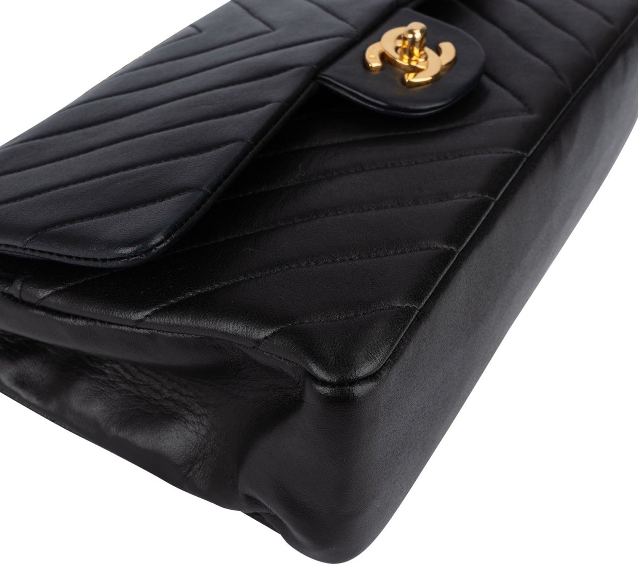Chanel Quilted Lambskin Chevron Medium 24K Gold Double Flap Shoulder Bag Zwart