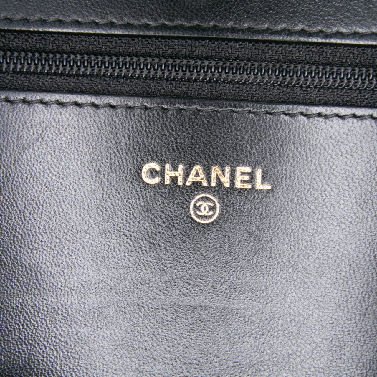 Chanel CC Quilted Velvet Wallet on Chain Zwart