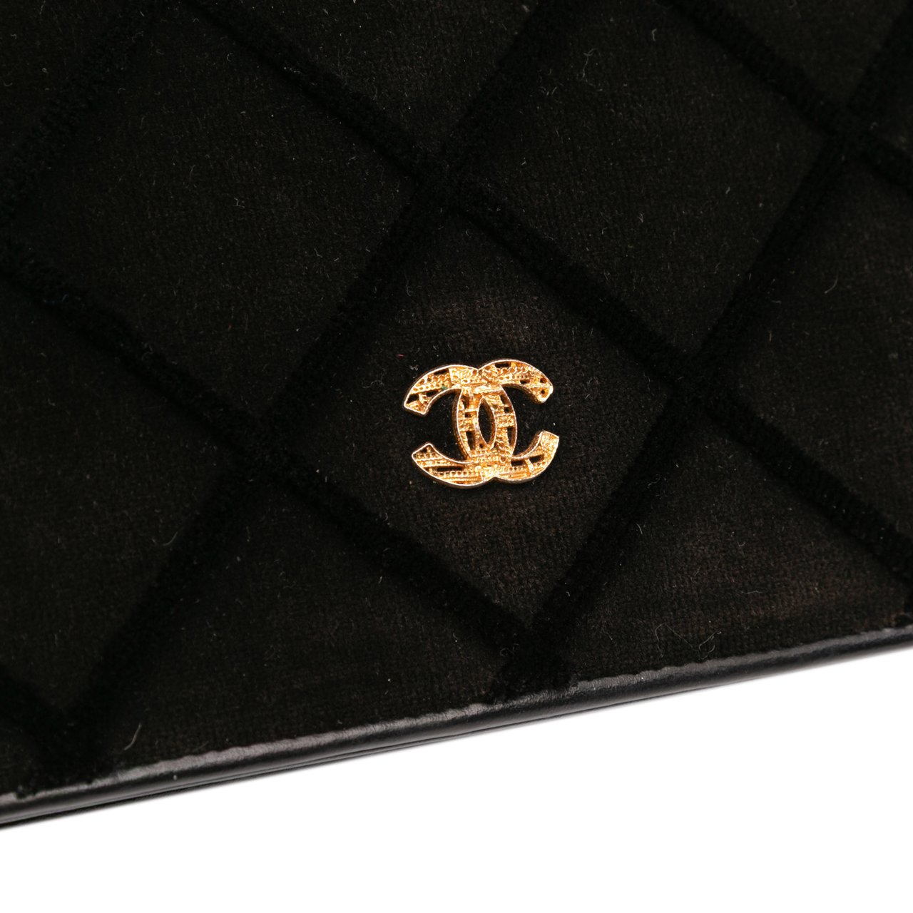 Chanel CC Quilted Velvet Wallet on Chain Zwart