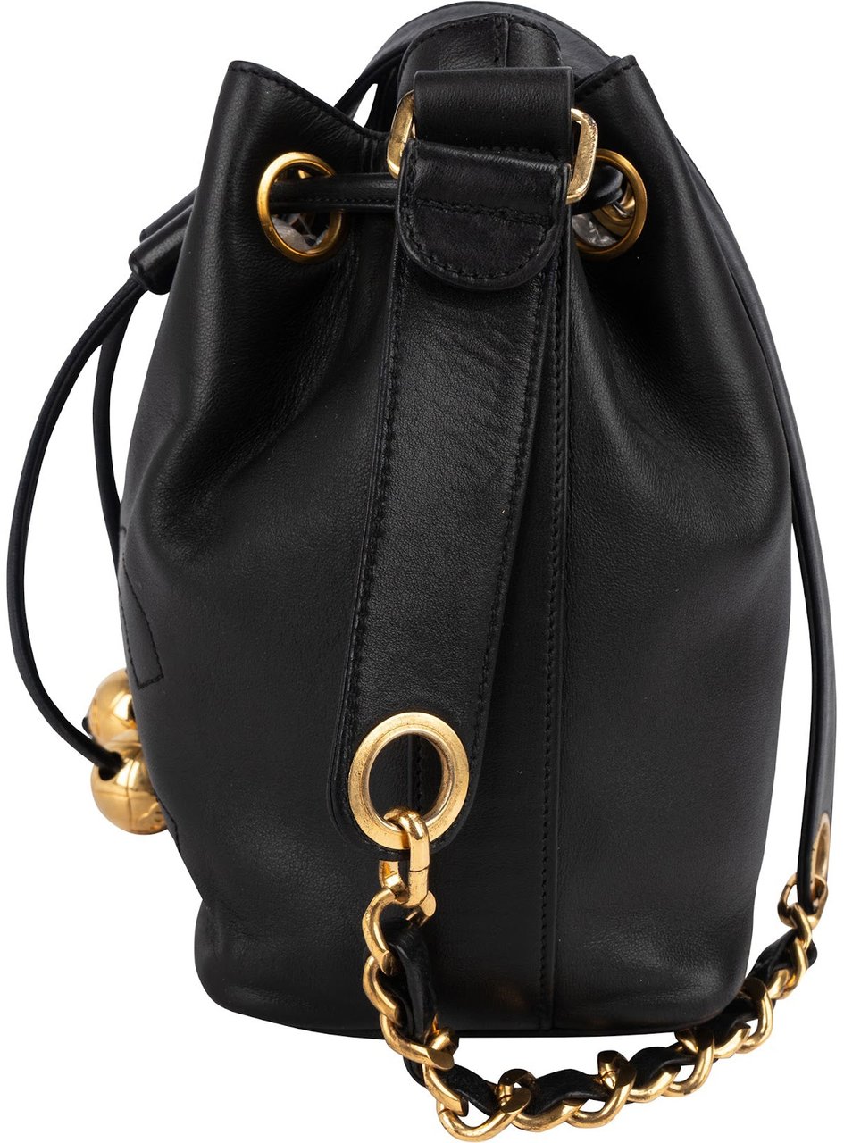 Chanel Lambskin Drawstring CC Bucket Crossbody Bag Zwart