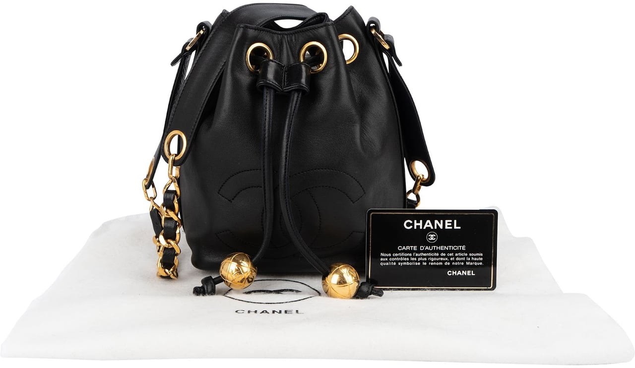 Chanel Lambskin Drawstring CC Bucket Crossbody Bag Zwart