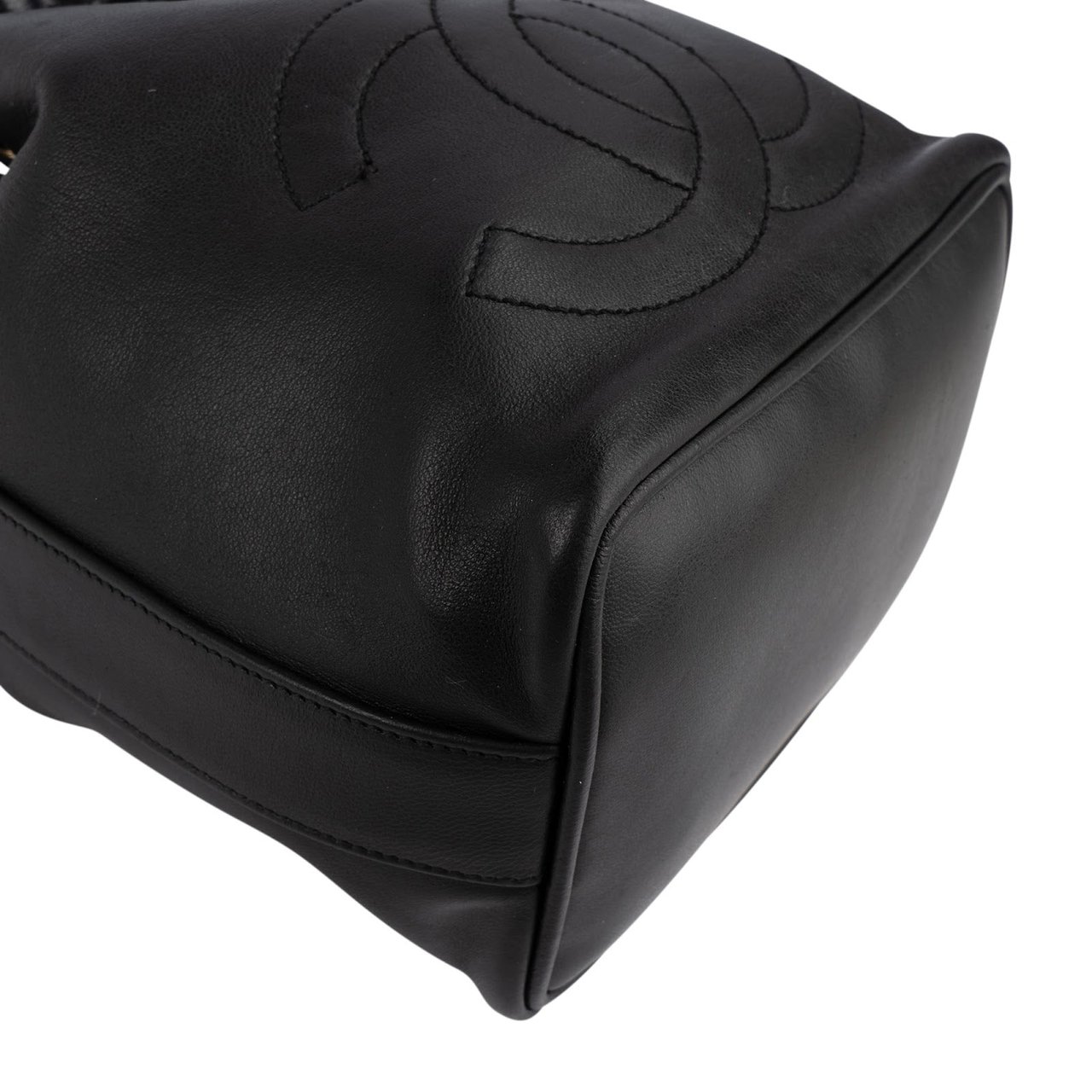 Chanel Lambskin Drawstring CC Bucket Crossbody Bag Zwart