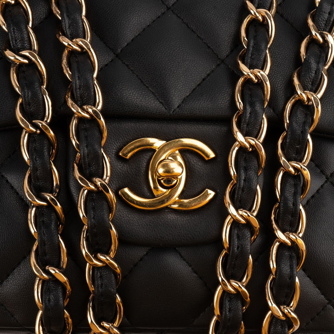 Chanel Quilted Lambskin Jumbo Single Flap Shoulder Crossbody Bag Zwart