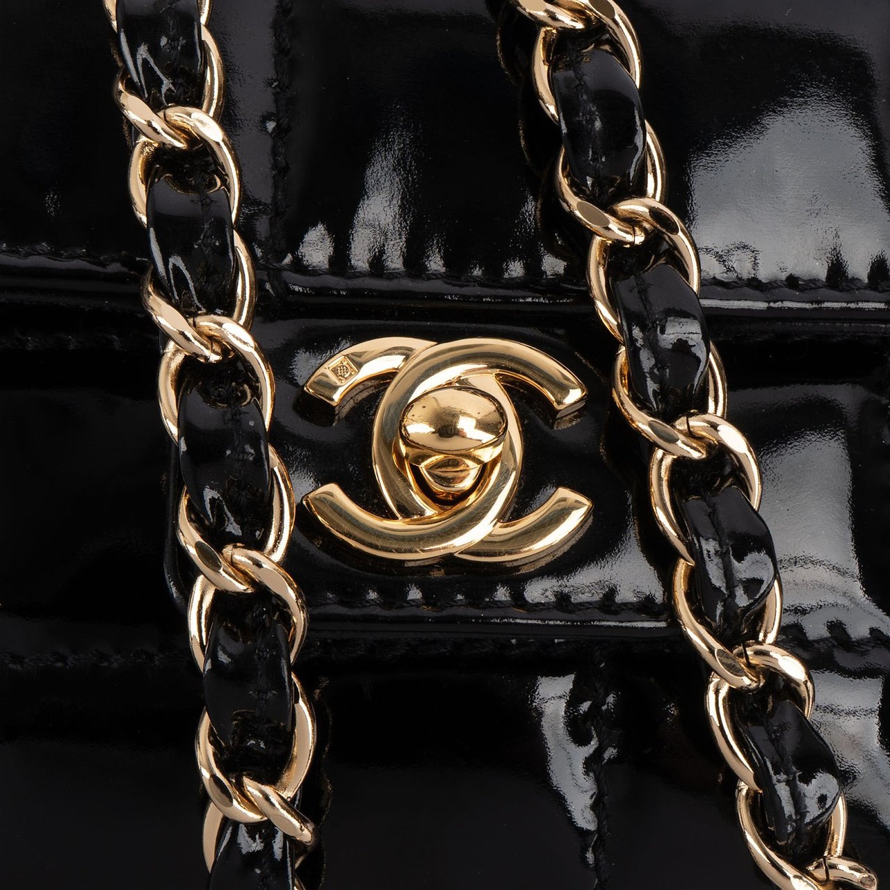 Chanel Chanel Patent Leather Chocolate Bar 24K Gold Single Flap Crossbody Bag Zwart