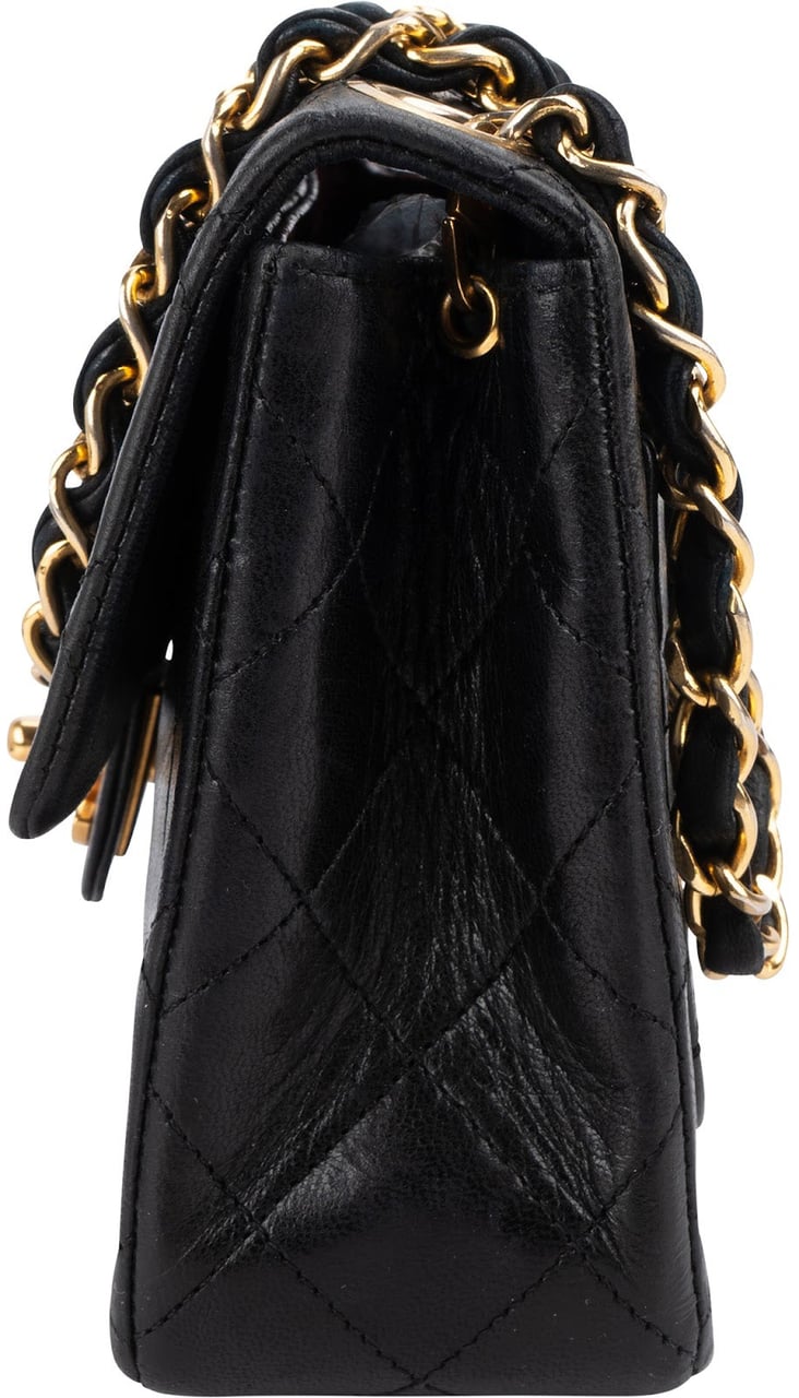 Chanel Chanel Quilted Lambskin 24K Gold Single Flap Crossbody Bag Zwart