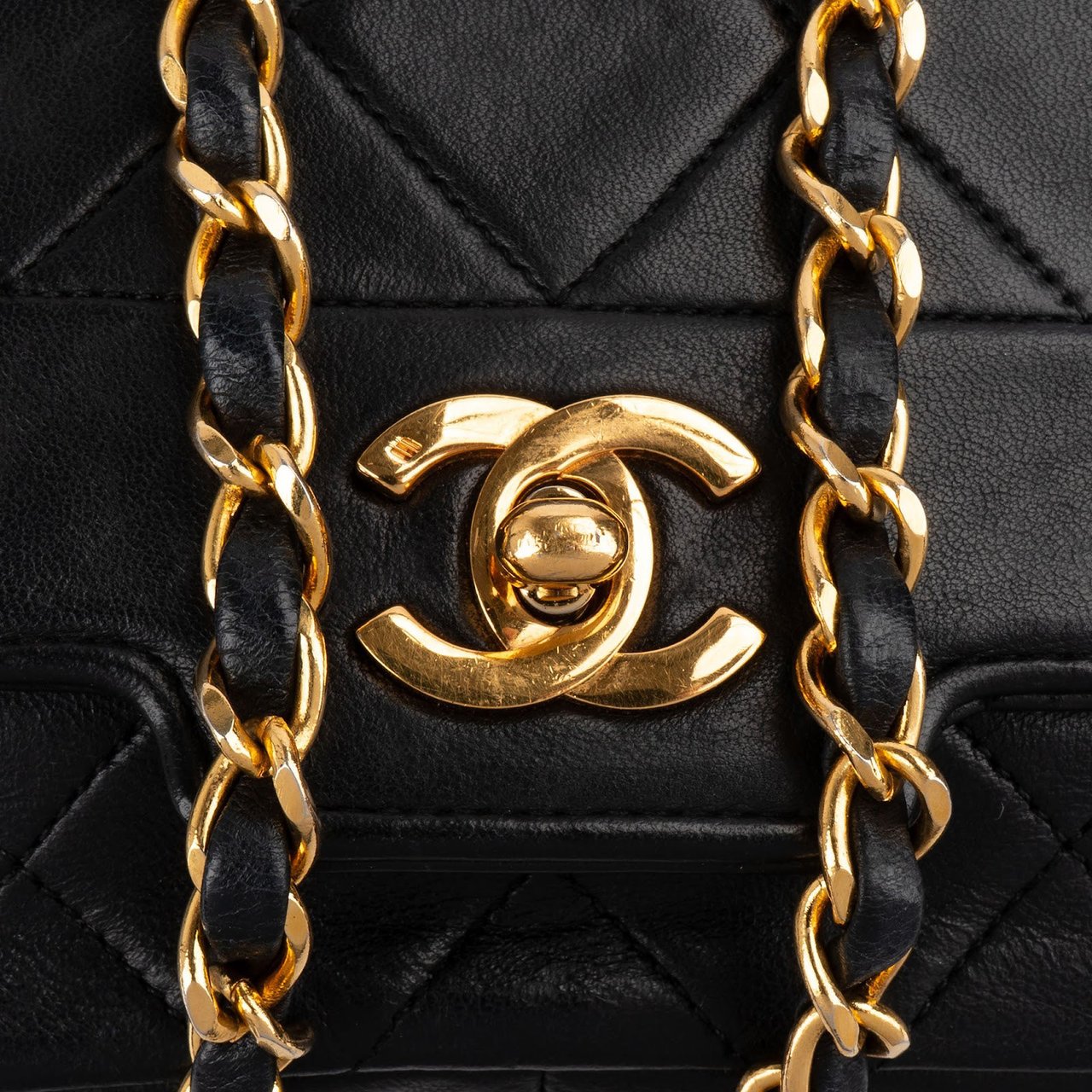 Chanel Chanel Quilted Lambskin 24K Gold Single Flap Crossbody Bag Zwart