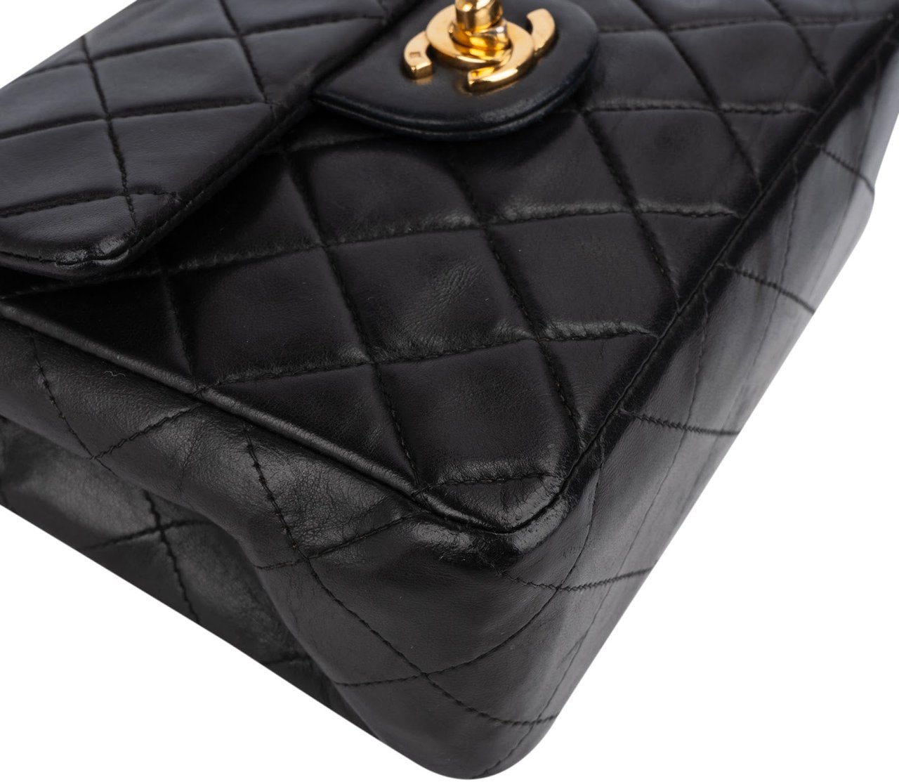 Chanel Chanel Quilted Lambskin Mini Rectangular 24K Gold Single Flap Crossbody Bag Zwart