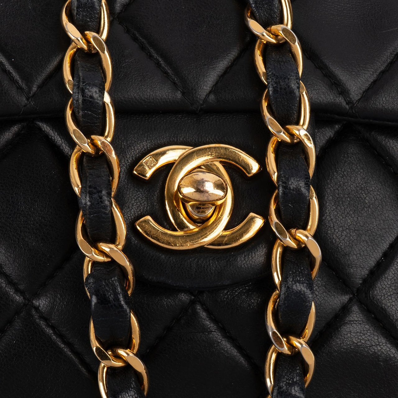 Chanel Chanel Quilted Lambskin Mini Rectangular 24K Gold Single Flap Crossbody Bag Zwart