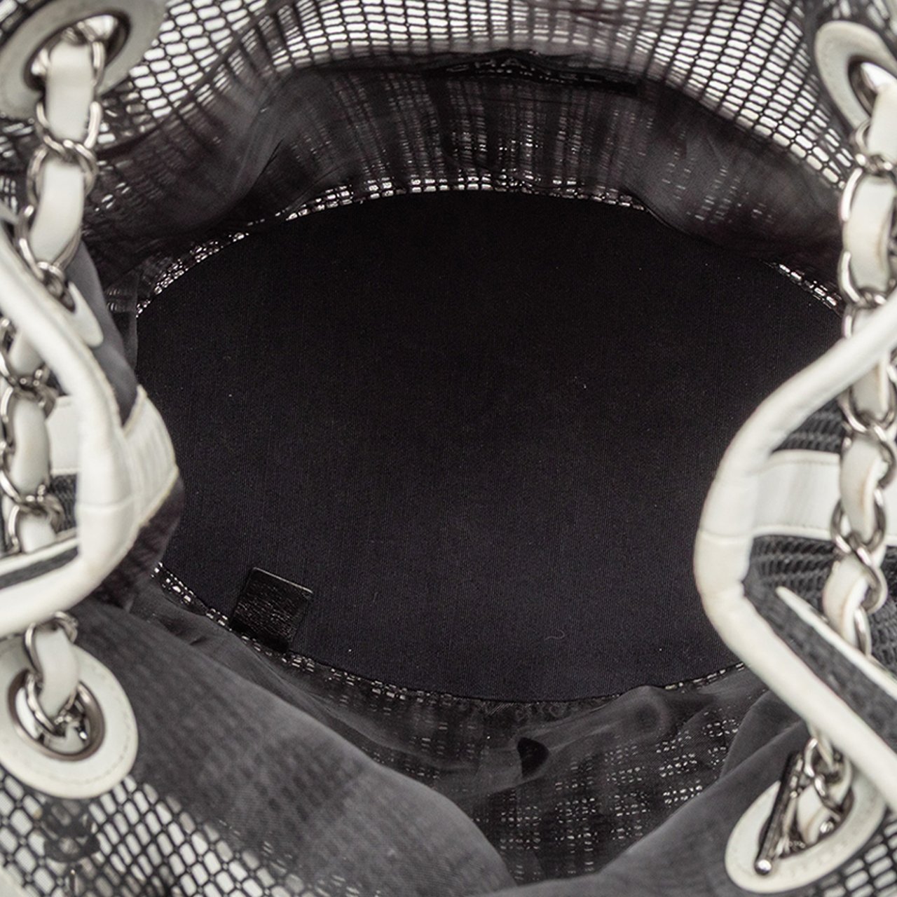 Chanel CC Mesh and Calfskin Bucket Bag Zwart