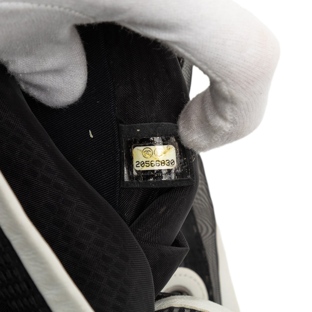 Chanel CC Mesh and Calfskin Bucket Bag Zwart