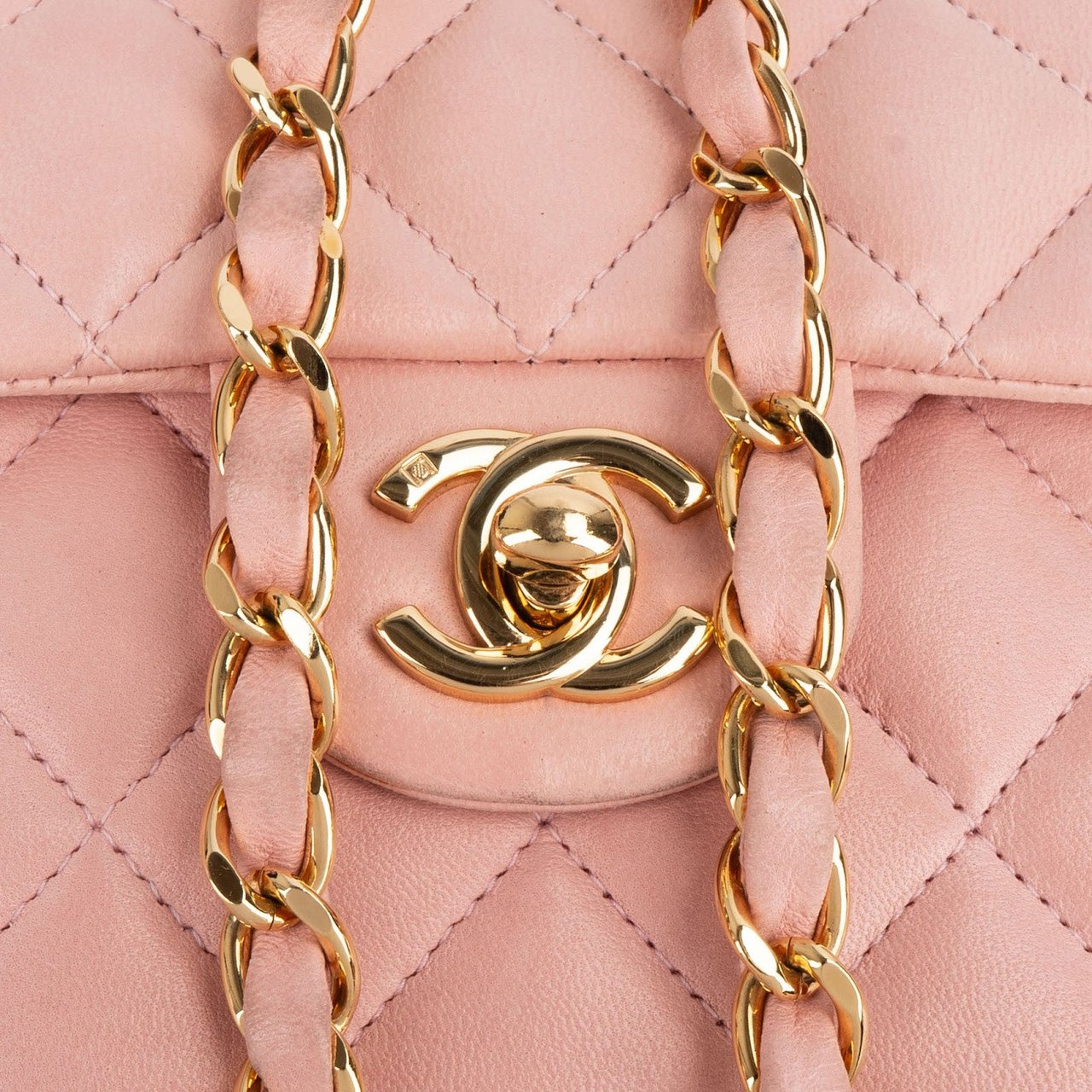 Chanel Chanel Quilted Lambskin 24K Gold Single Flap Crossbody Bag Rood