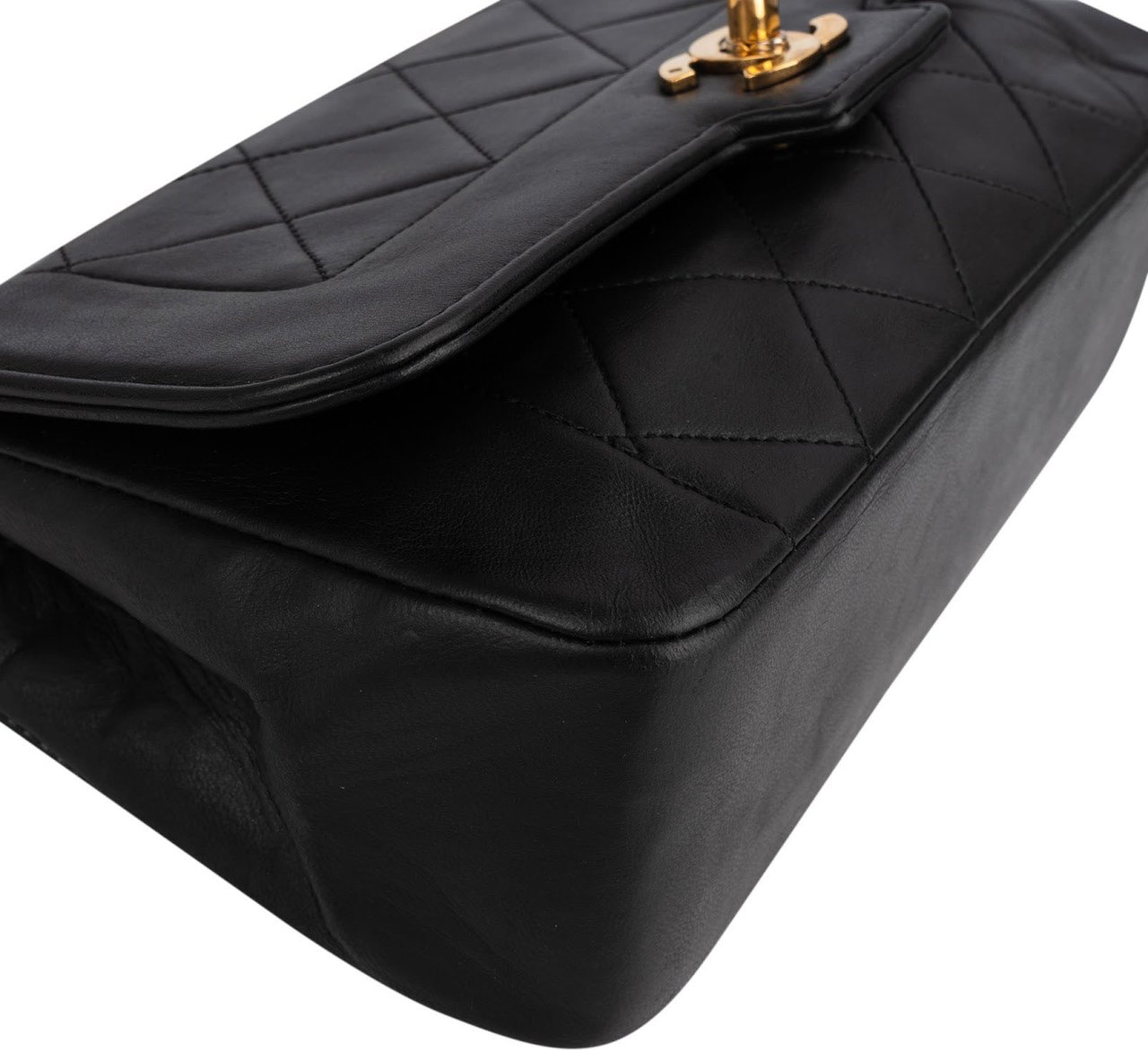 Chanel Chanel Quilted Lambskin 24K Gold Single Flap Crossbody Bag Zwart