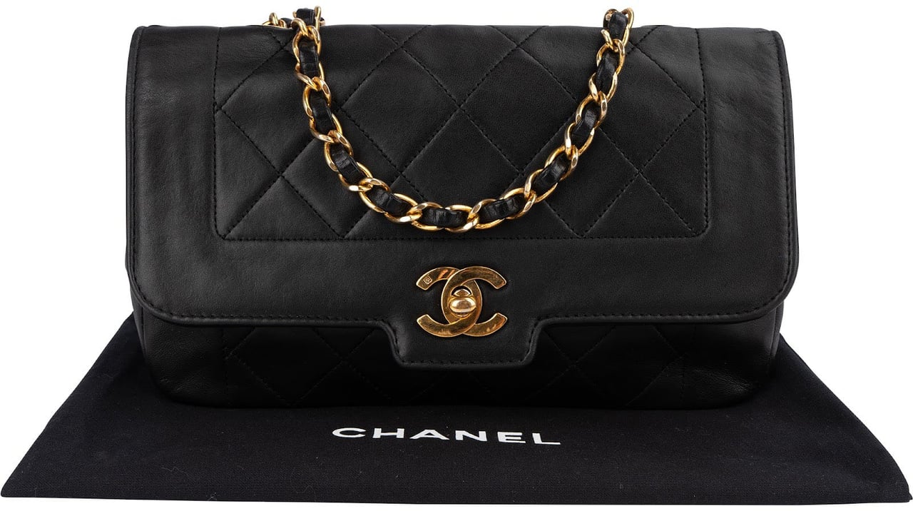 Chanel Chanel Quilted Lambskin 24K Gold Single Flap Crossbody Bag Zwart
