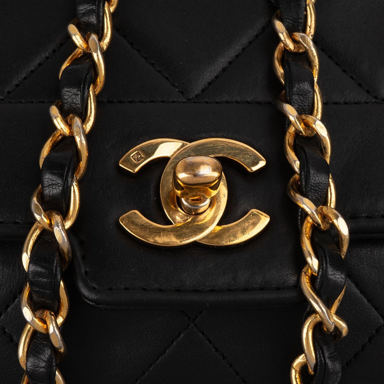 Chanel Chanel Quilted Lambskin 24K Gold Single Flap Crossbody Bag Zwart