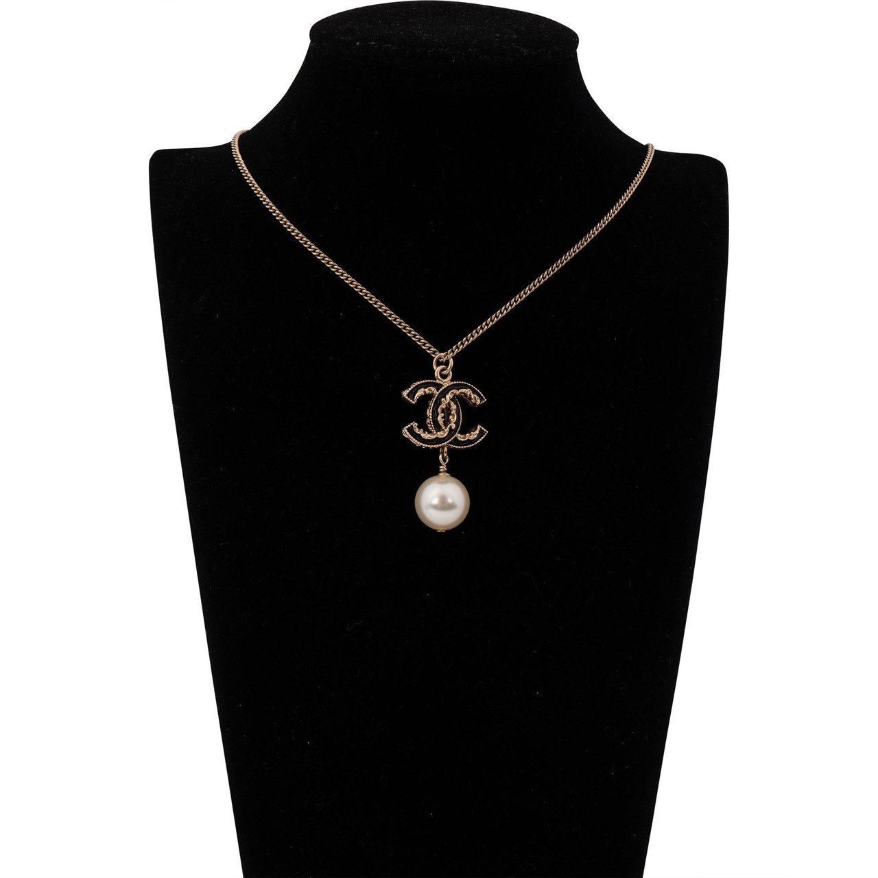 Chanel Chanel Silver CC Pearl Necklace Divers