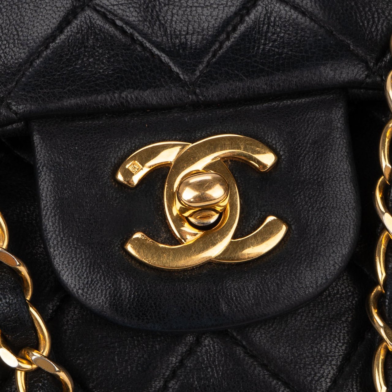 Chanel Chanel Quilted Lambskin 24K Gold Medium Double Flap Crossbody Bag Zwart