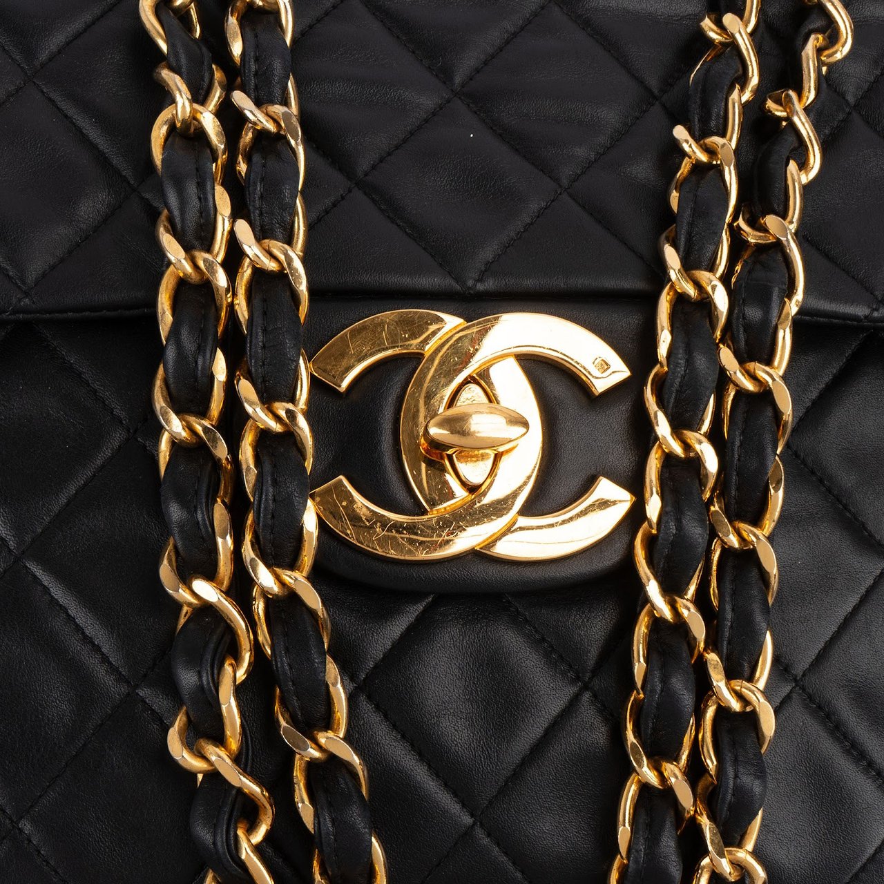 Chanel Quilted Lambskin 24K Gold Maxi Single Flap Crossbody Bag Zwart