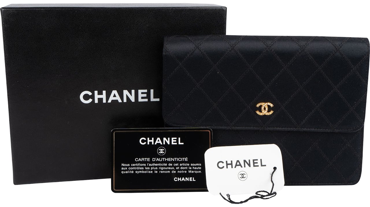 Chanel Chanel Quilted Satin Crystal CC Flap Clutch Zwart