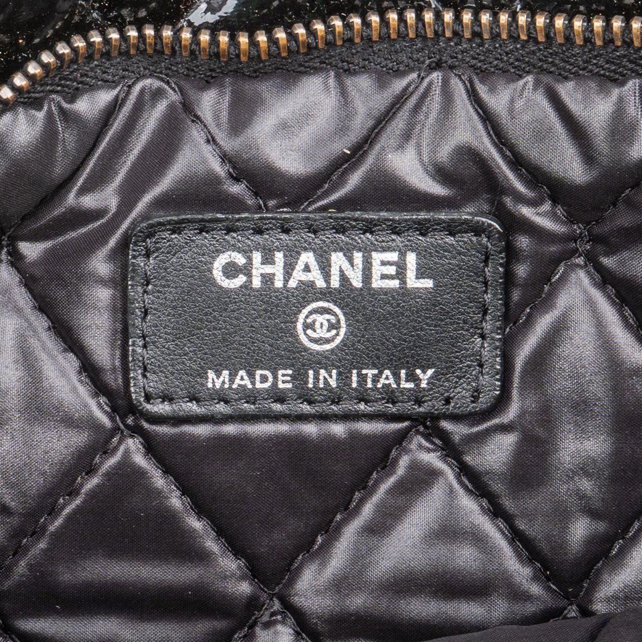 Chanel Chanel Quilted Patent Leather Fold-Over CC Clutch Bag Zwart