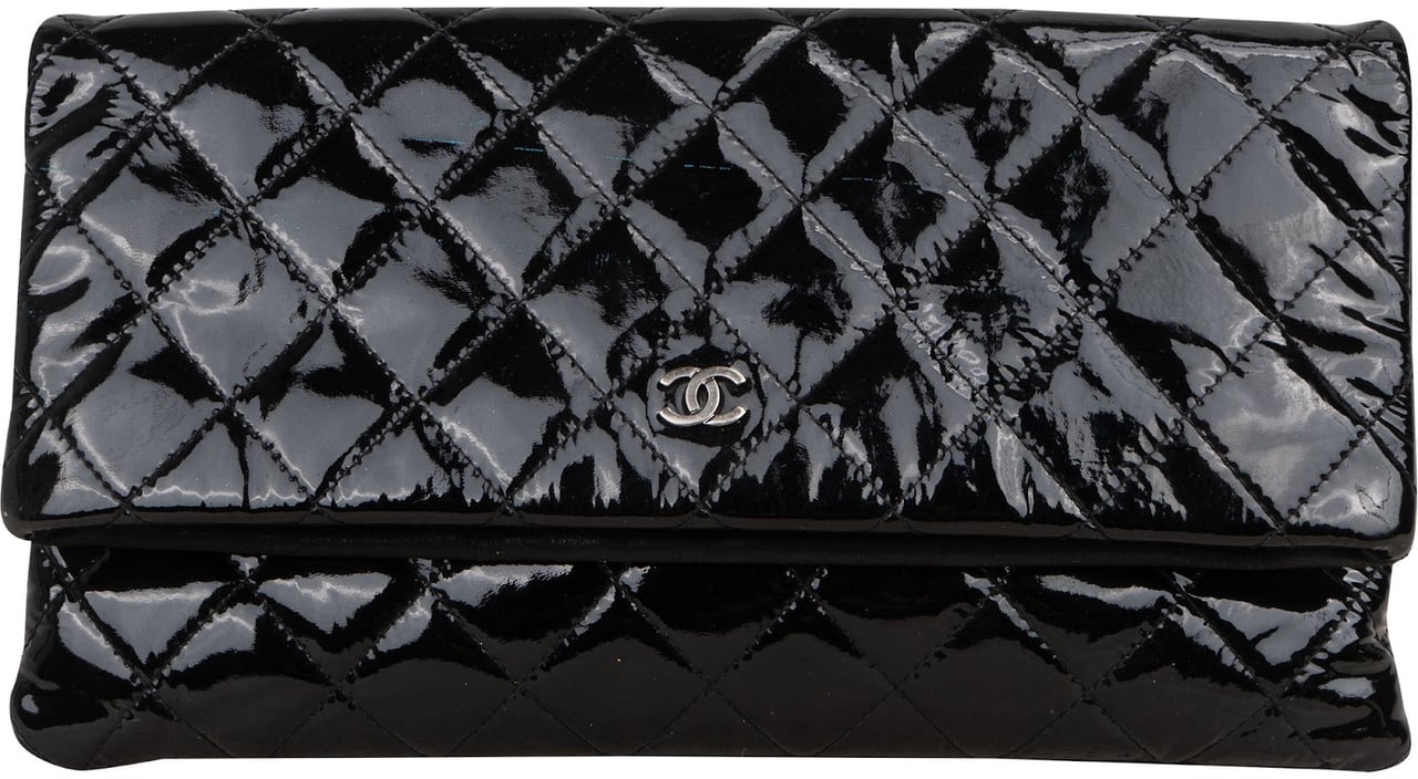 Chanel Chanel Quilted Patent Leather Fold-Over CC Clutch Bag Zwart