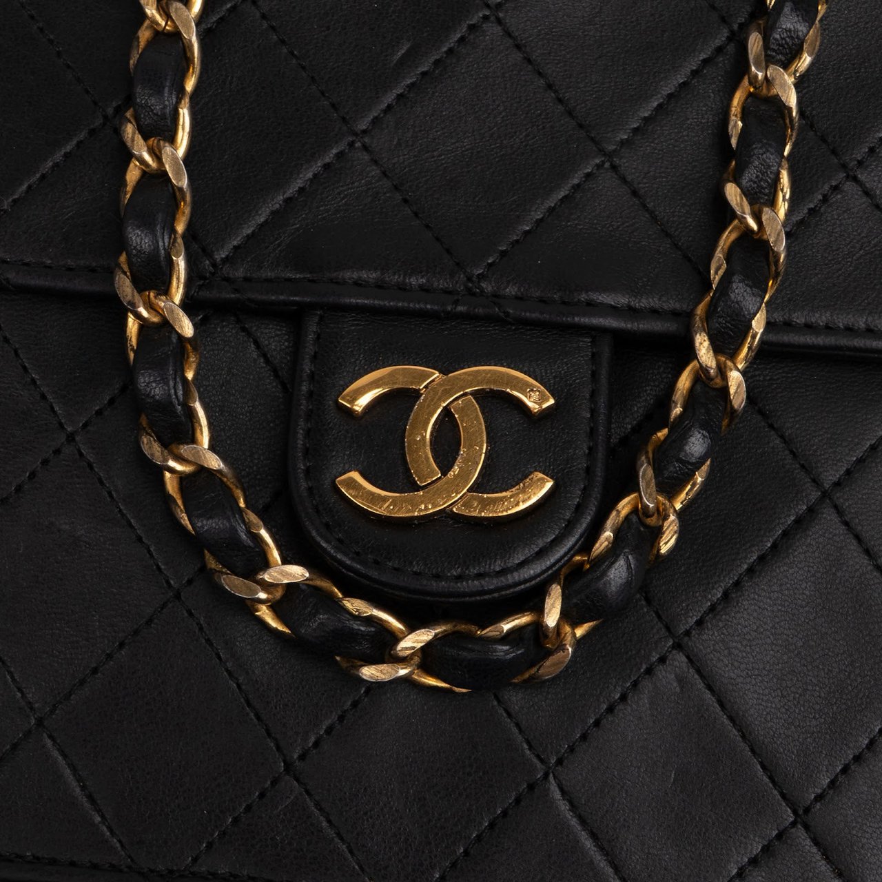 Chanel Quilted Lambskin 24K Gold Single Flap Shoulder Bag Zwart