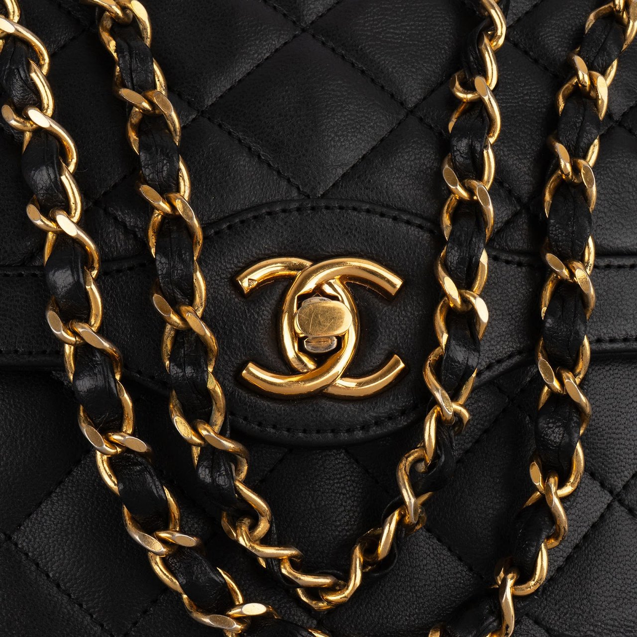 Chanel Quilted Lambskin 24K Gold Double Flap Shoulder Bag Zwart