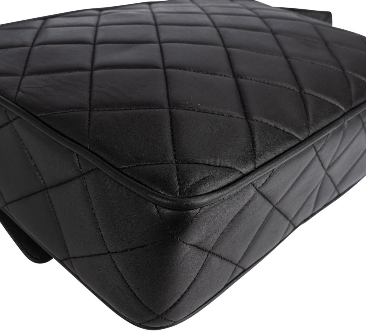 Chanel Quilted Lambskin Tassel Camera Crossbody Bag Zwart