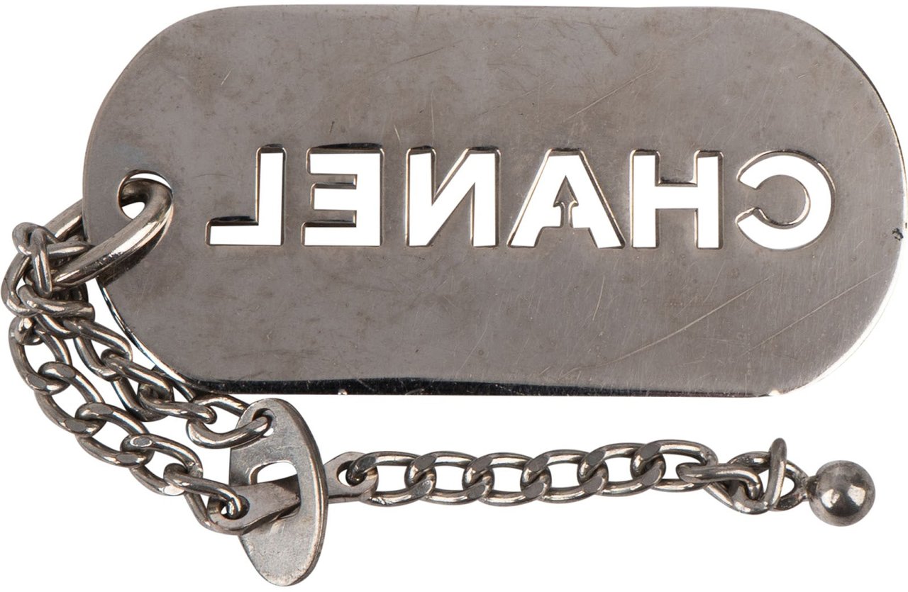 Chanel Silver Tone Dog Tag Keychain Zilver