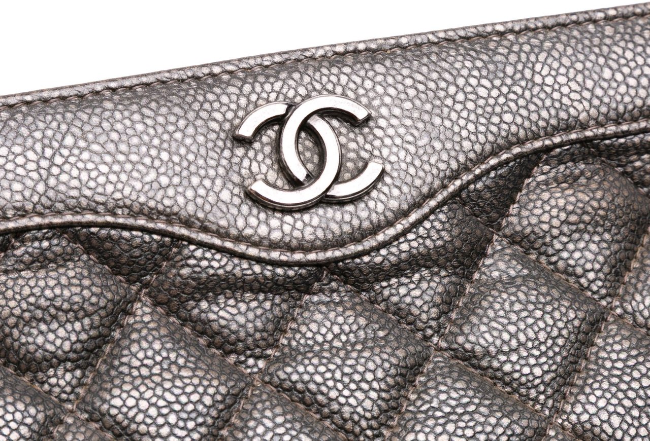 Chanel CC Quilted Metallic Caviar Clutch Zilver