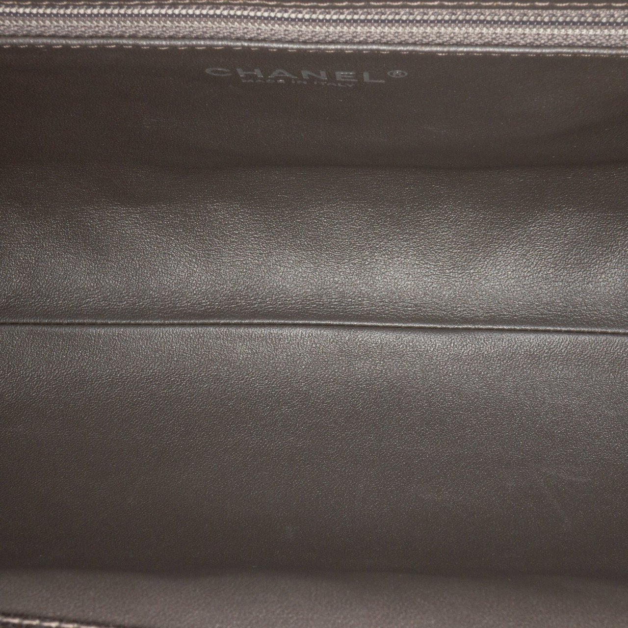 Chanel CC Quilted Metallic Caviar Clutch Zilver
