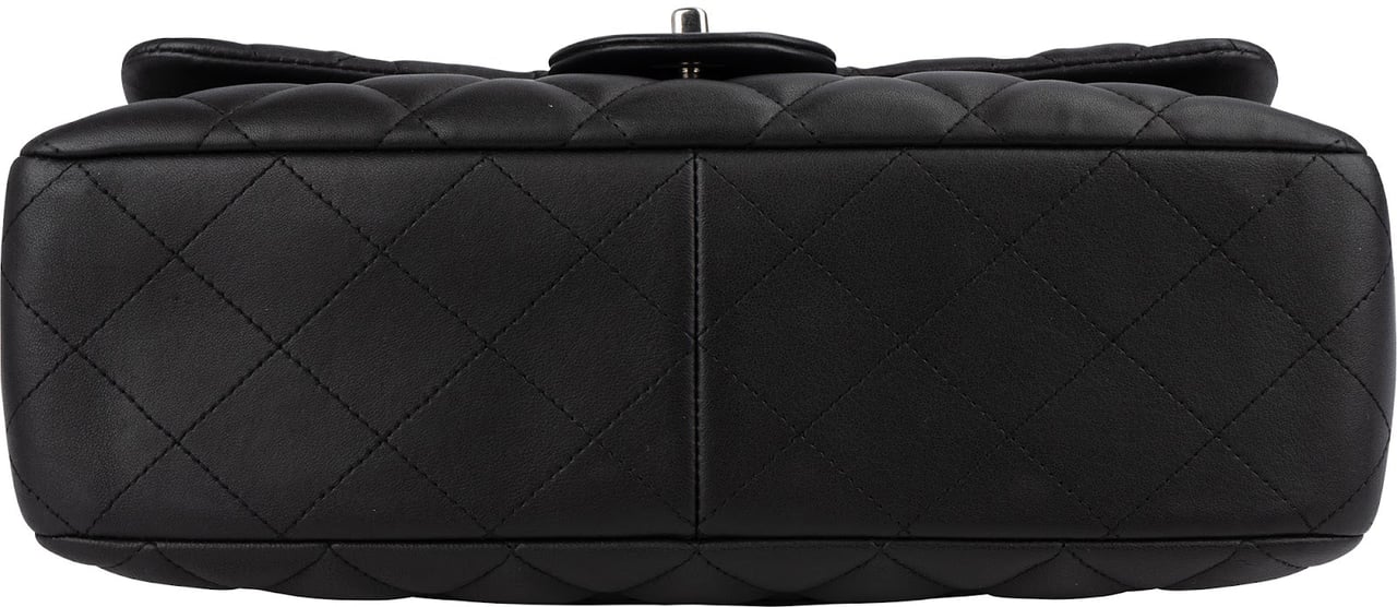 Chanel Quilted Lambskin Jumbo Single Flap Crossbody Bag Zwart
