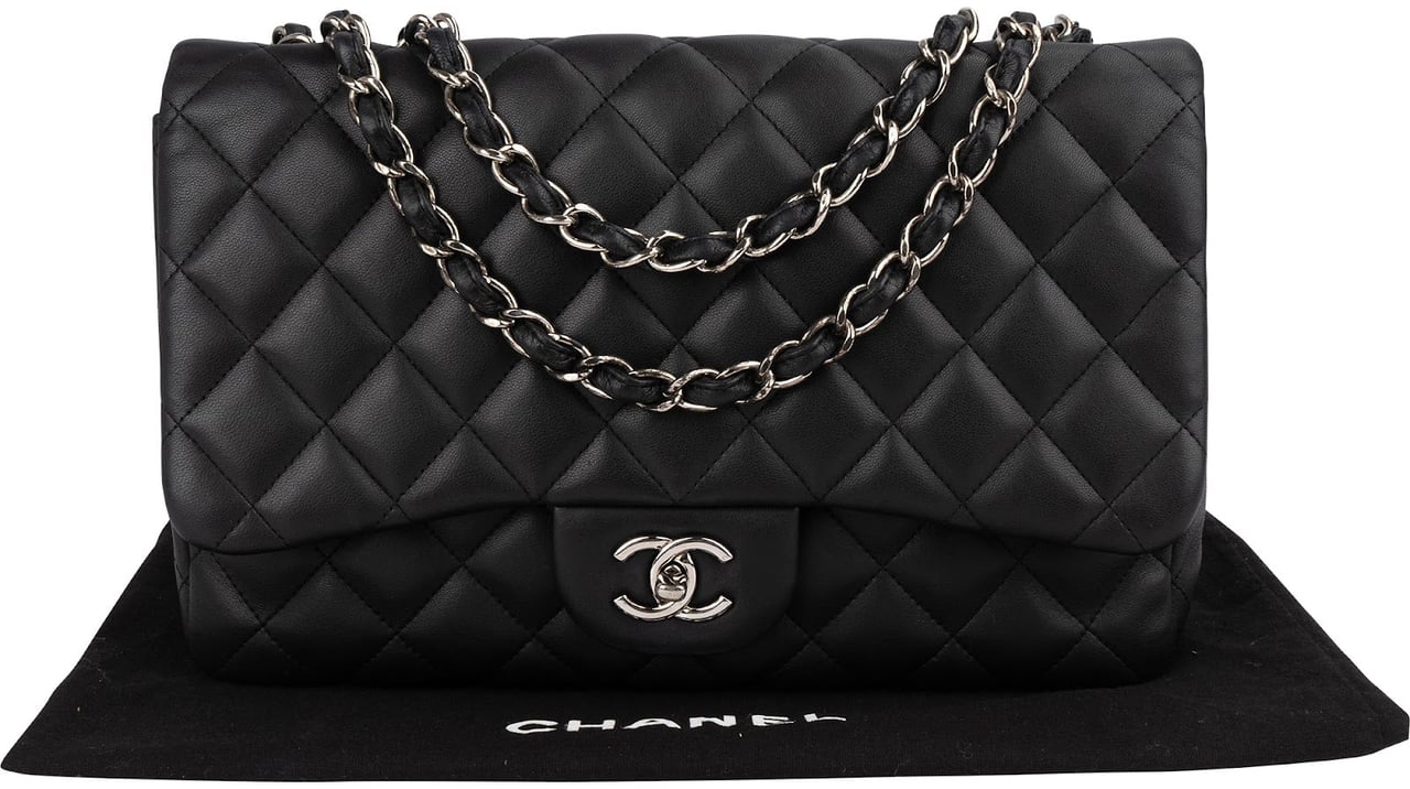 Chanel Quilted Lambskin Jumbo Single Flap Crossbody Bag Zwart