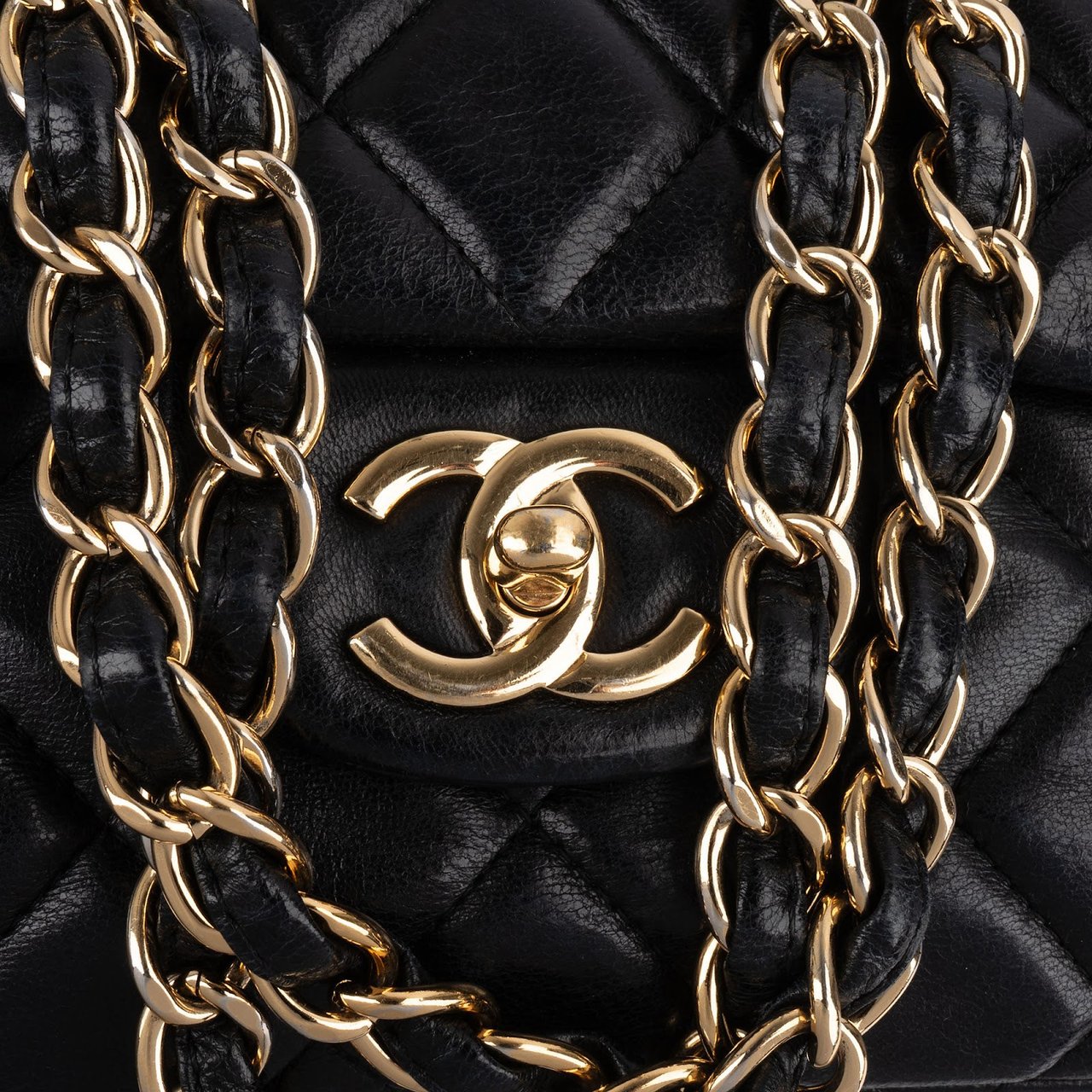 Chanel Quilted Lambskin Maxi Single Flap Crossbody Bag Zwart
