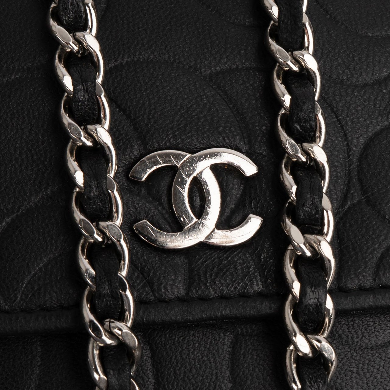 Chanel Camellia Embossed Wallet on Chain Crossbody Bag Zwart