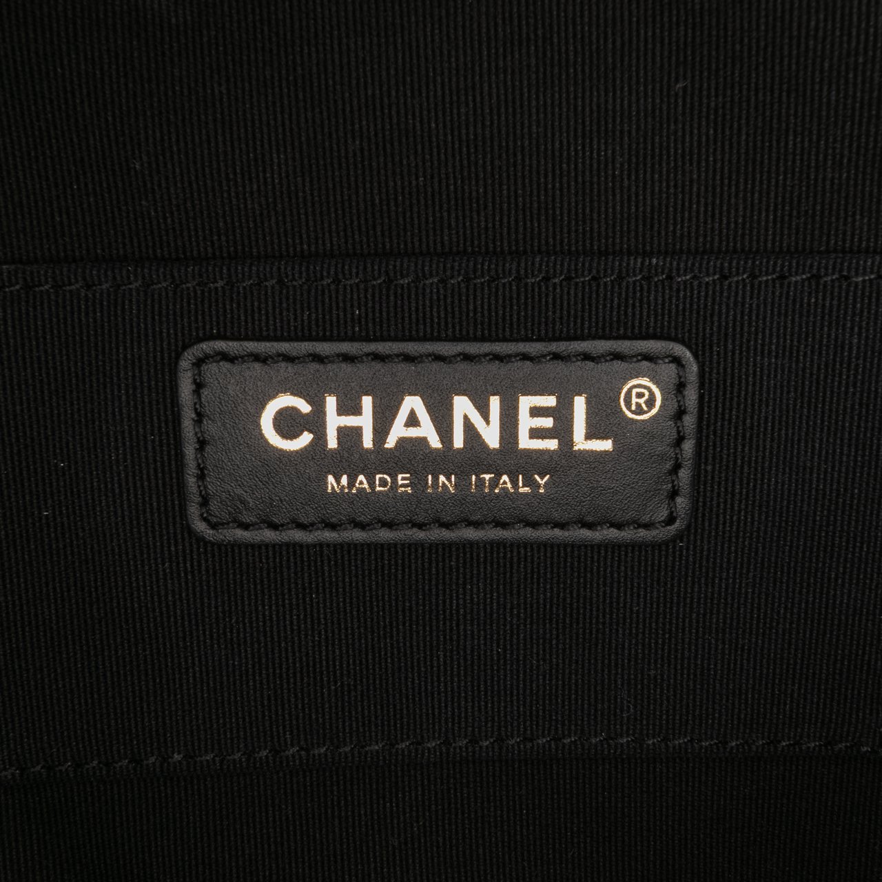 Chanel Quilted Lambskin Oval Logo Chain Top Handle Round Clutch on Chain Zwart