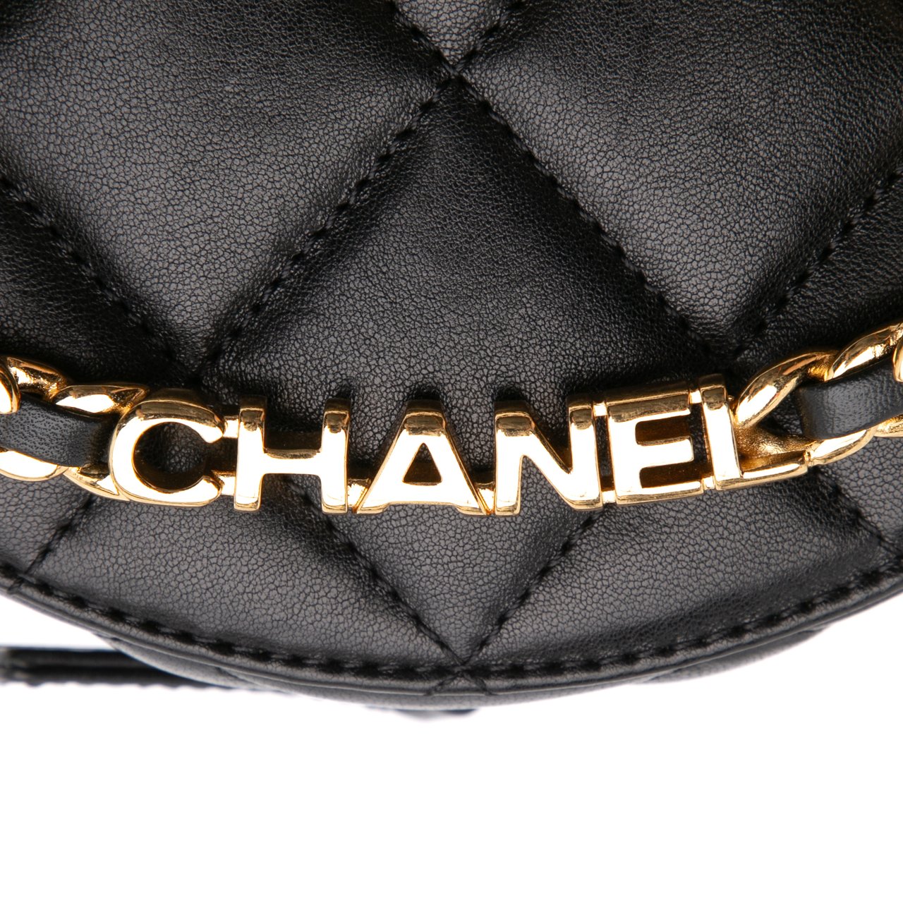 Chanel Quilted Lambskin Oval Logo Chain Top Handle Round Clutch on Chain Zwart