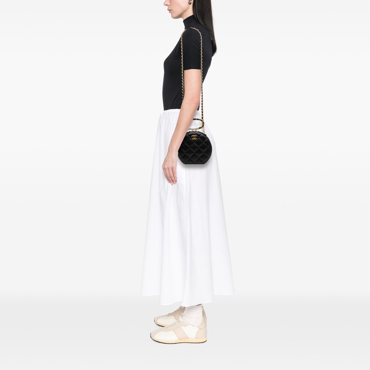 Chanel Quilted Lambskin Oval Logo Chain Top Handle Round Clutch on Chain Zwart